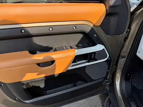 Land Rover Defender 2023, фото 10