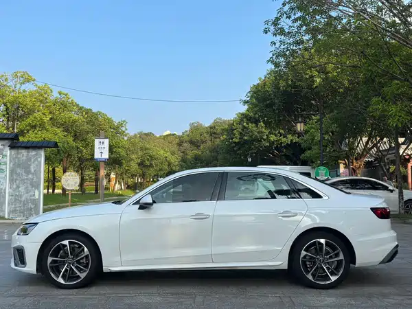 Audi A4L 2022, фото 4