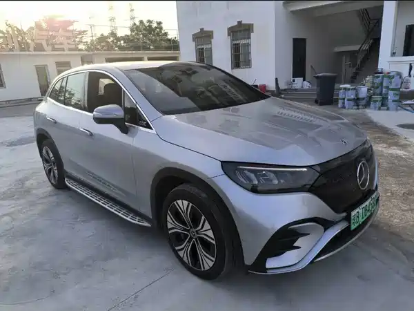 Mercedes-Benz EQE SUV 2023, фото 3