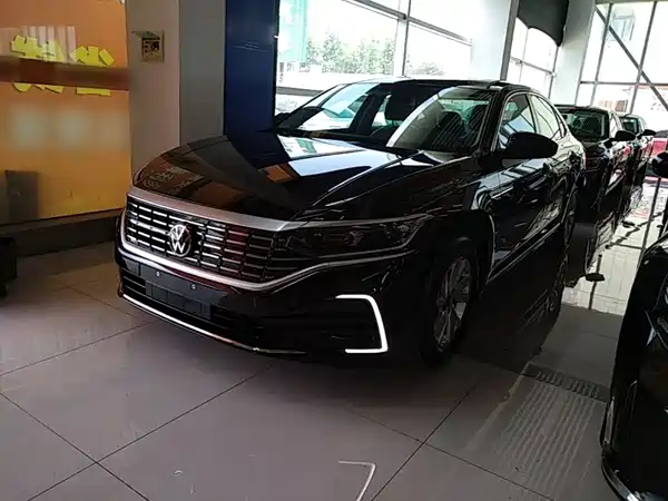Volkswagen Passat PHEV 2025