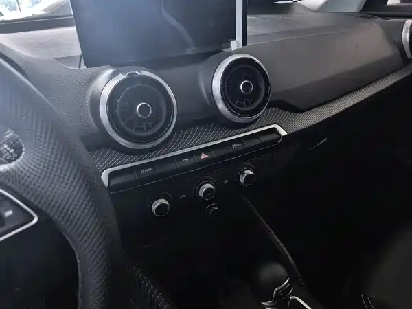 Audi Q2L 2025, фото 7