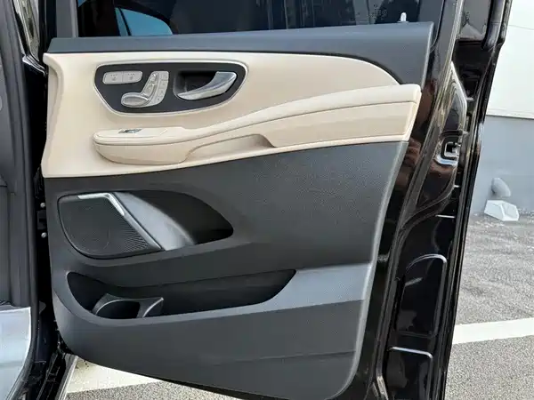 Mercedes-Benz V-Class 2022, фото 27