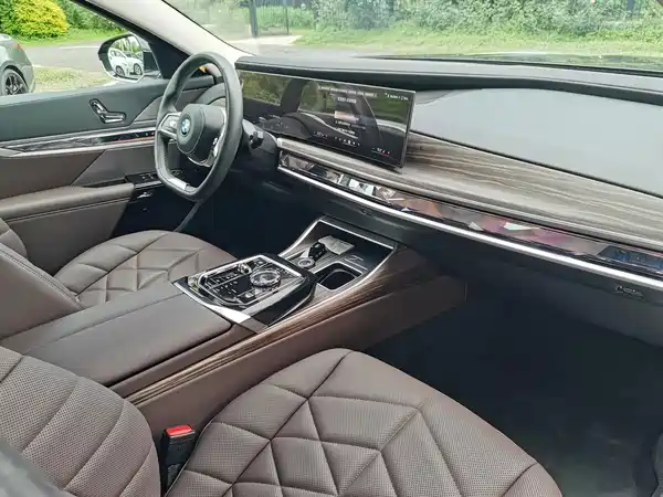 BMW i7 2023, фото 16