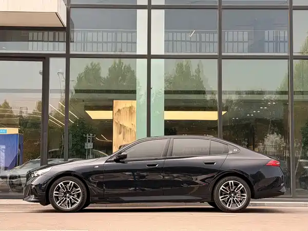 BMW 5 Series 2025, фото 3