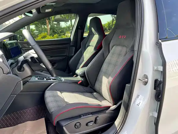 Volkswagen Golf GTI 2023, фото 5