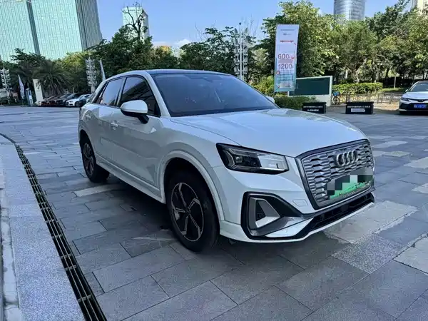Audi Q2L e-tron 2022, фото 3