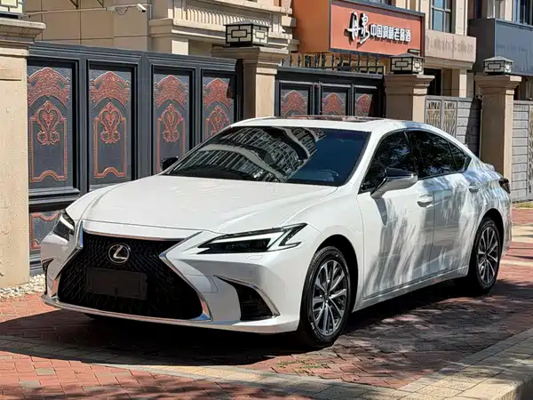 Lexus ES 2025