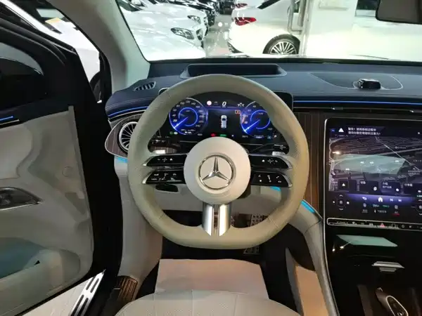 Mercedes-Benz EQE SUV 2024, фото 11