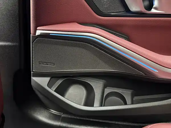 BMW 3 Series 2024, фото 19
