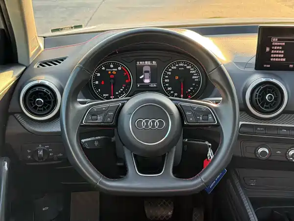 Audi Q2L 2023, фото 17
