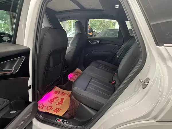 Audi Q4 e-tron 2023, фото 6