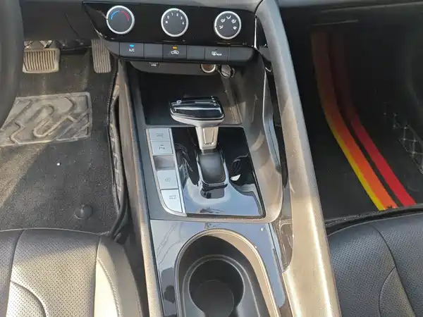 Hyundai Elantra 2023, фото 16