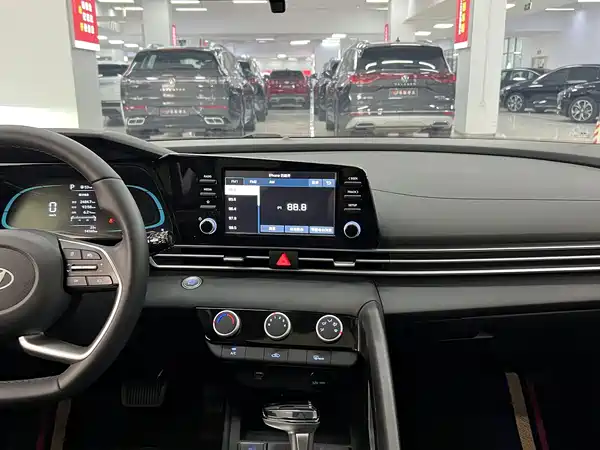 Hyundai Elantra 2023, фото 6