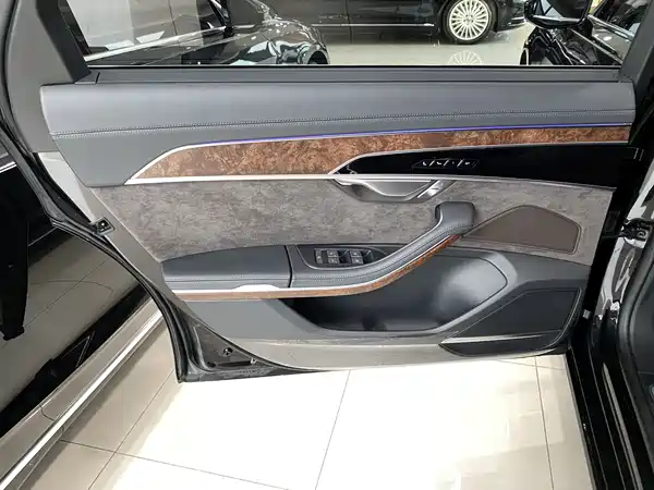 Audi A8 2022, фото 11