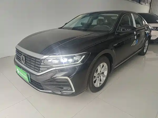 Volkswagen Passat PHEV 2025