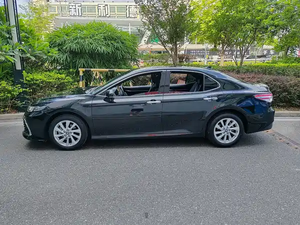 Toyota Camry 2021, фото 5