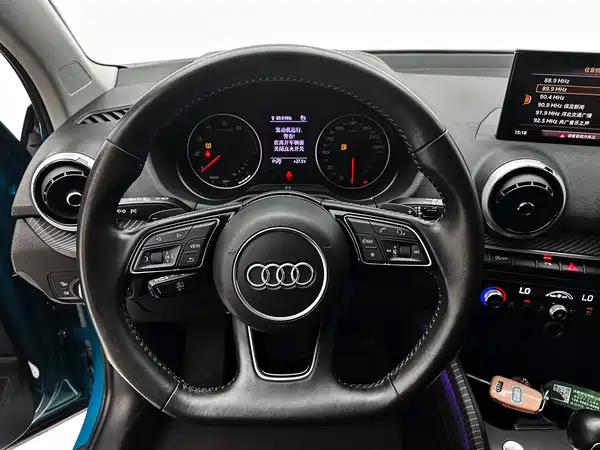 Audi Q2L 2022, фото 12