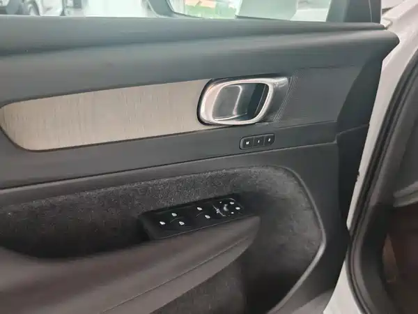 Volvo XC40 2025, фото 9