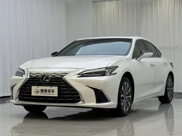 Lexus ES 2025