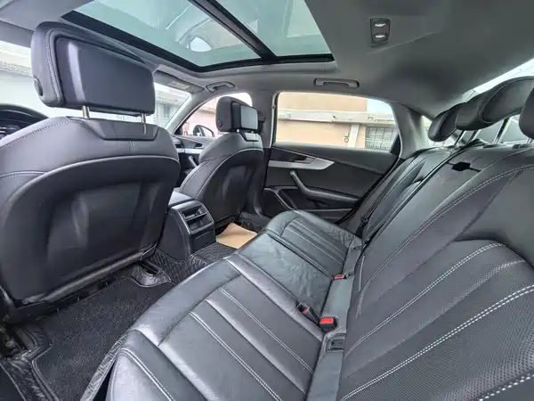 Audi A4L 2022, фото 7