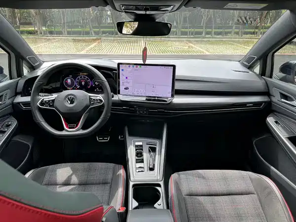 Volkswagen Golf GTI 2025, фото 6