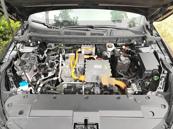 Hongqi E-QM5 2022, фото 19