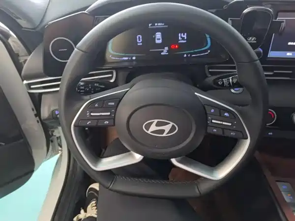 Hyundai Elantra 2023, фото 10