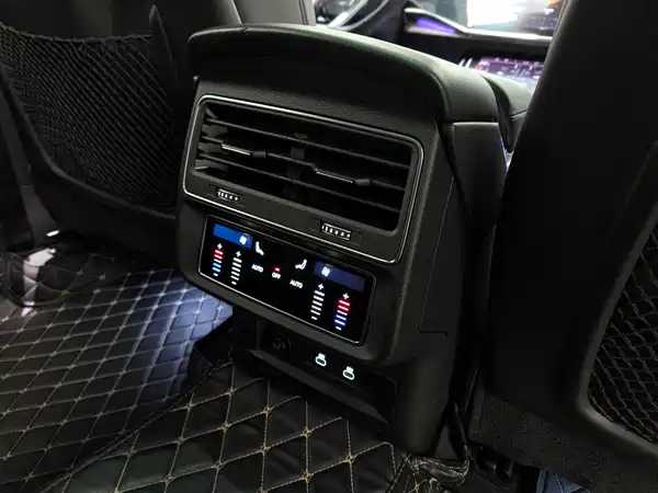 Audi Q8 2022, фото 30