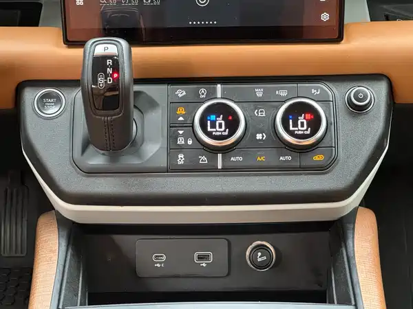Land Rover Defender 2023, фото 12