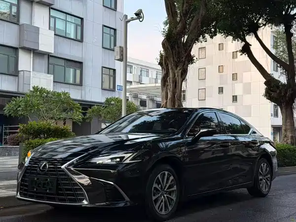 Lexus ES 2025
