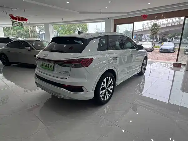 Audi Q4 e-tron 2023, фото 11