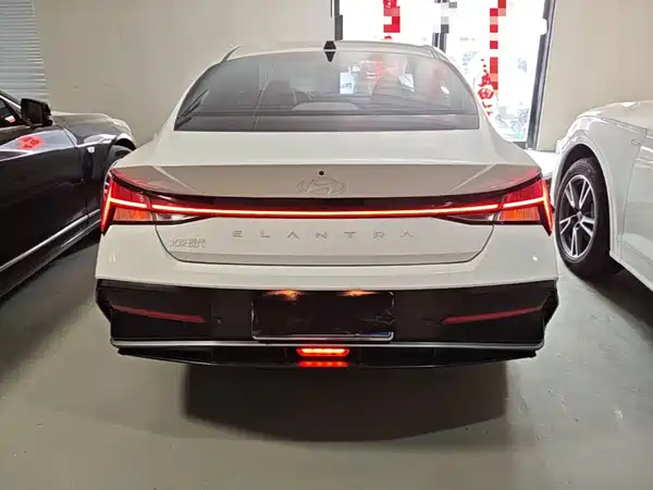 Hyundai Elantra 2023, фото 3