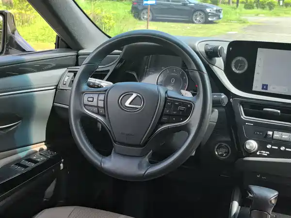 Lexus ES 2023, фото 10