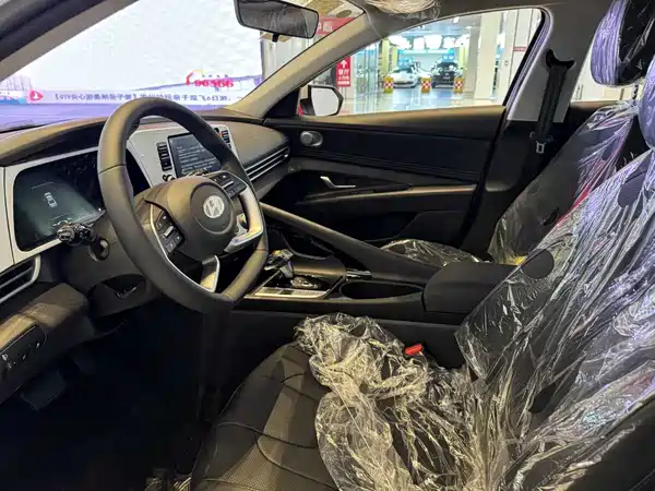 Hyundai Elantra 2023, фото 4