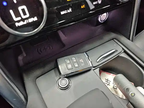 Land Rover Discovery 2023, фото 8