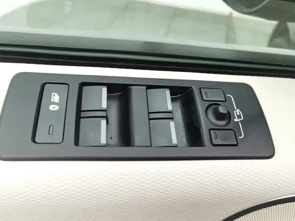Land Rover Discovery 2023, фото 9