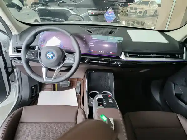 BMW iX1 2023, фото 13
