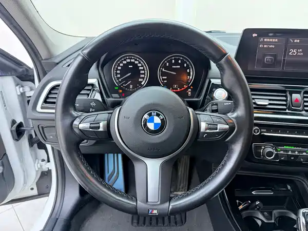 BMW 1 Series 2021, фото 11