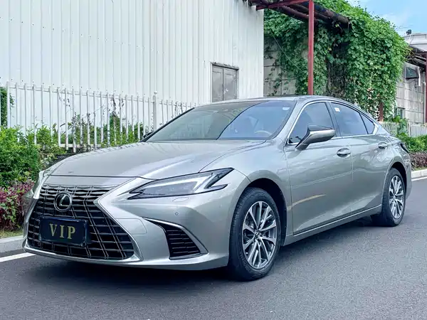 Lexus ES 2025