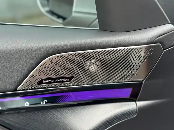 BMW 5 Series 2024, фото 11