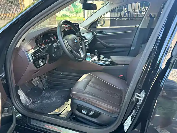 BMW 5 Series 2023, фото 2
