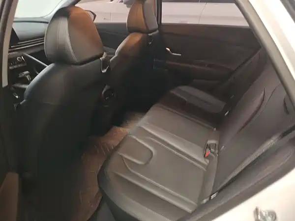 Hyundai Elantra 2023, фото 12