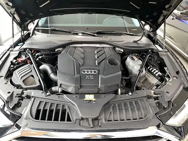 Audi A8 2022, фото 7