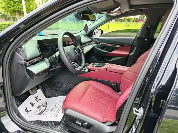 BMW 5 Series 2025, фото 4