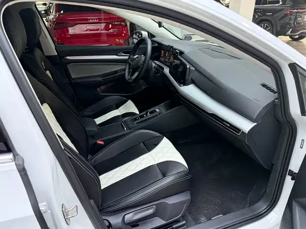 Volkswagen Golf 2023, фото 16