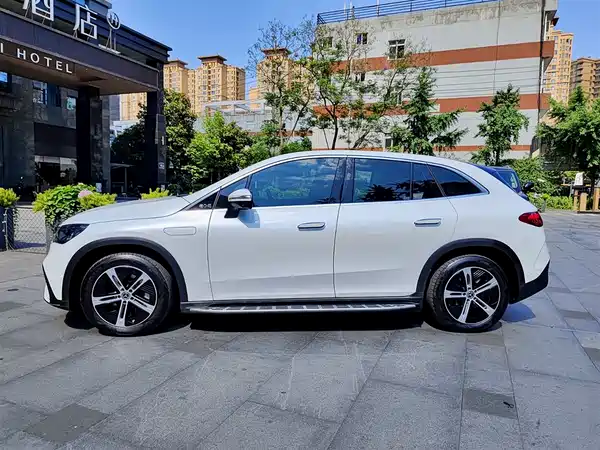 Mercedes-Benz EQE SUV 2023, фото 3
