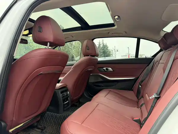 BMW 3 Series 2024, фото 7