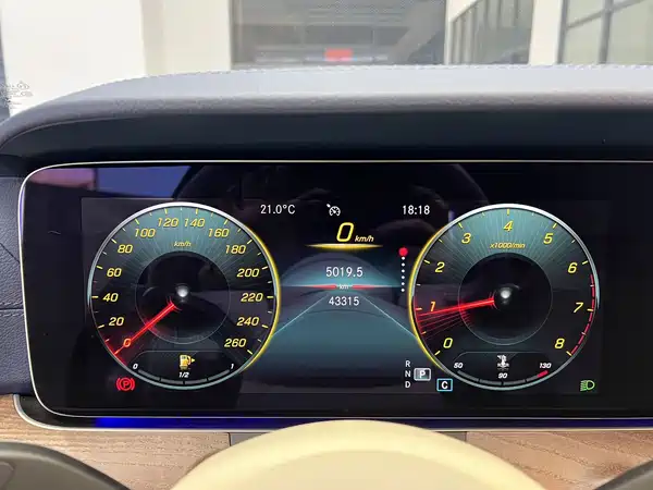 Mercedes-Benz E-Class 2022, фото 12