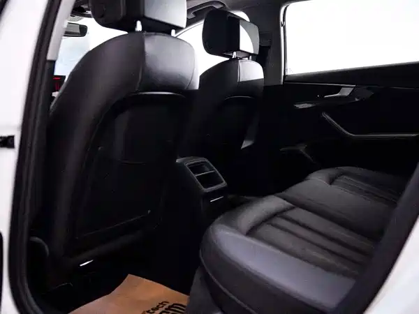 Audi A4L 2022, фото 9