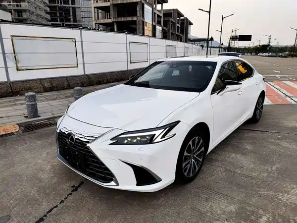 Lexus ES 2025